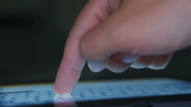 Hand Tippen Auf Einer Virtuellen Tastatur Des Digitalen Tablet Computers — Stockvideo