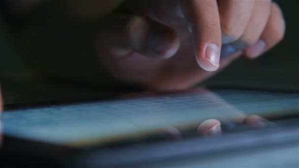 디지털 태블릿 터치스크린에서 타이핑하는 사업가 커뮤니케이션에 개념이다 가까이 — 비디오