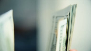 İşadamı Elleri Para Sayıyor. Yatırım Sermayesi Başlatılıyor. Kapat.