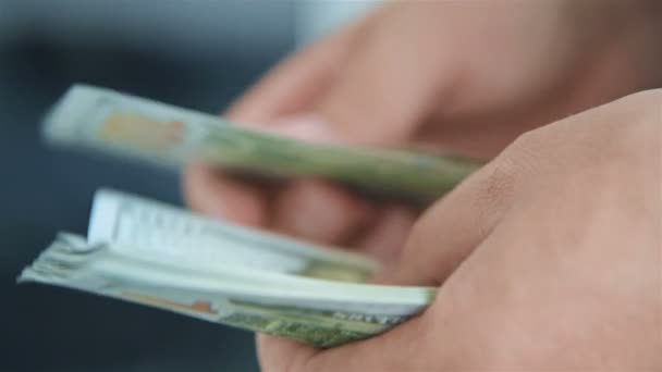 Bir Erkek Eline Yakın Sayım 100 Dolarlık Banknotlar Başarılı Konsepti — Stok video