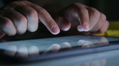 Gece Ofisi 'nde çalışan bir işadamı ve ekranda borsa raporuyla tablet bilgisayar kullanıyor. Finans ve Ticaret Konsepti. Yavaş Hareket Efekti