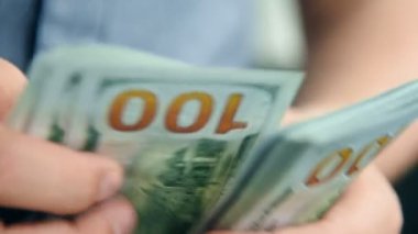 İşadamı Elleri Para Sayıyor. Yatırım Sermayesi Başlatılıyor. Finans ve Ticaret Konsepti. Yavaş Hareket Etkisi. Kapat.