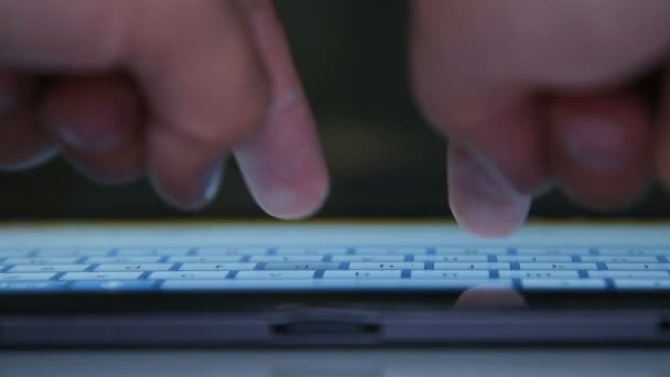 在平板电脑虚拟键盘上手动打字 商业和交流概念 特写镜头 — 图库视频影像