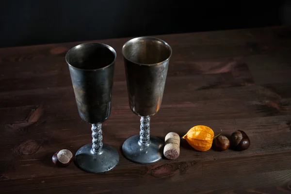Vintage fém pohár Vértes fa háttér. Őszi csendélet — Stock Fotó