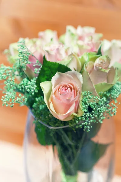 Boeket van mooie rozen in een vaas-closeup — Stockfoto