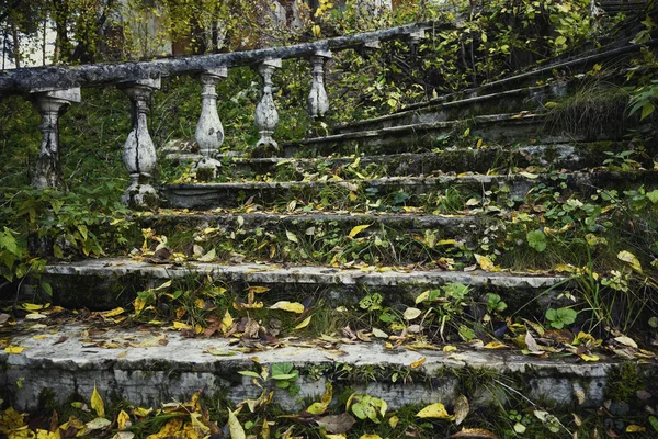 Gamla Övergivna Trappa Som Leder Till Huset Med Spöken Vintage — Stockfoto