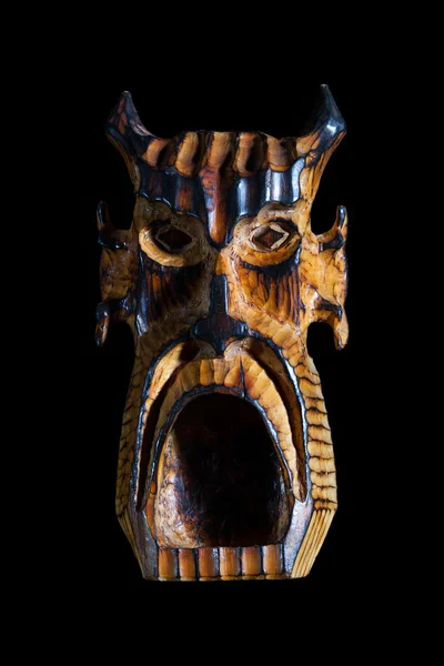 Maschera diavoli a bocca aperta in legno isolato su sfondo nero — Foto Stock