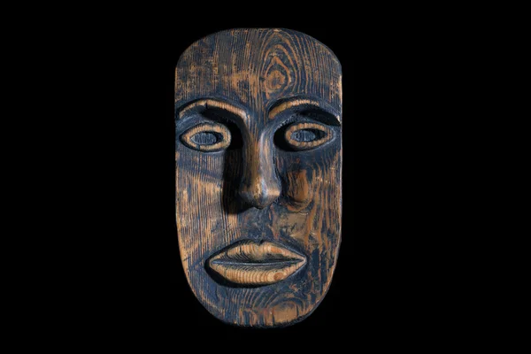 孤立在黑色背景上的木头制成的民族部落仪式手工制作面具. — 图库照片