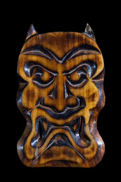 Máscara del diablo hecha de madera sobre un fondo negro —  Fotos de Stock