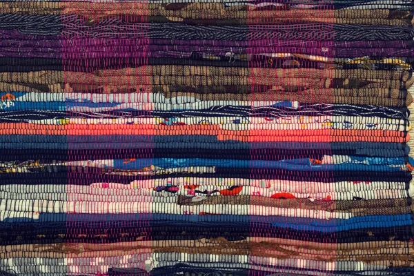 Achtergrond, textuur van gekleurde handgemaakte tapijt. — Stockfoto