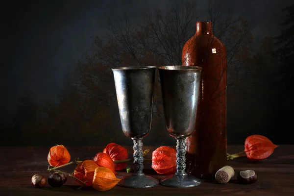 Doble exposición de la naturaleza muerta y un árbol. Botella de vino, copas, flores de Physalis . —  Fotos de Stock