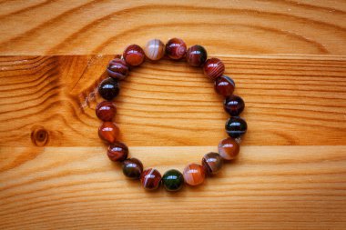 güzel Bileklik akik taş boncuk masada, üstten görünüm