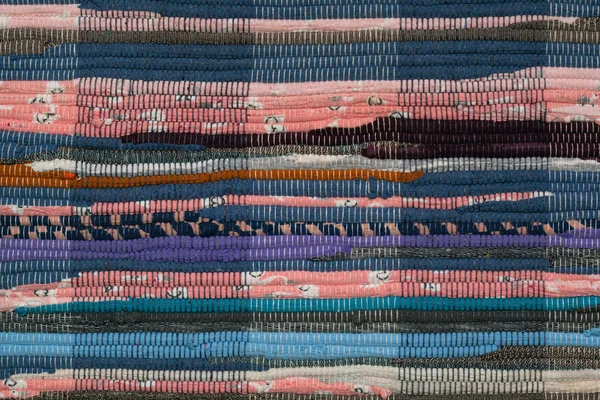 Achtergrond, textuur van gekleurde handgemaakte tapijt. Indiase tapijt vergrote weergave van bovenaf. Tapijt van kleine patches — Stockfoto