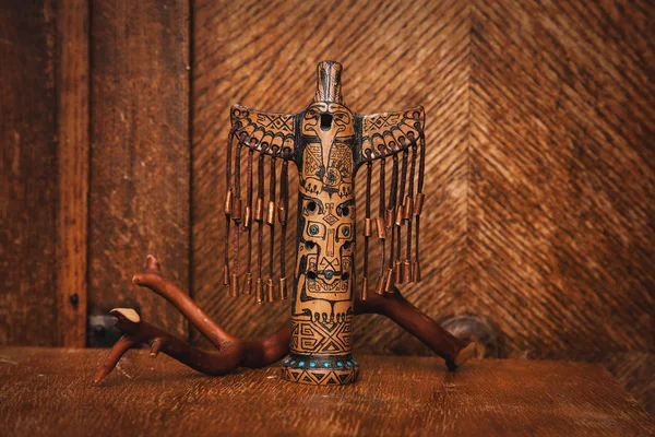 Totem indiano na forma de um pássaro — Fotografia de Stock