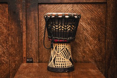 el davul Hint vintage ahşap zemin üzerine