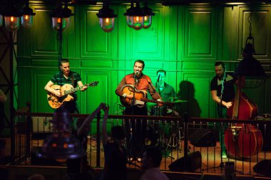 Moskova, Rusya - 4 Kasım 2016: Performans müzik grubu timsahlar Club demirci. Canlı müzik rockabilly