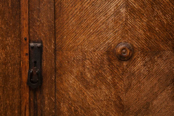 Detail der alten Holzmöbel. Türöffnung für den Schlüssel. Hintergrund und Textur von natürlichem Holz — Stockfoto