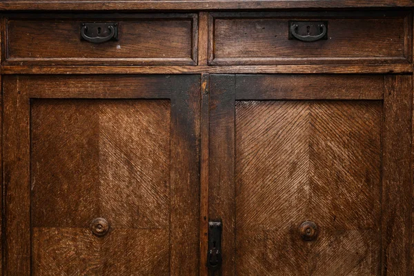 古いビンテージ木製サイドボード。アンティーク家具のクローズ アップ。背景と天然木の質感 — ストック写真