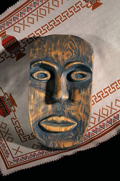 Eşarp Mısır tasarımları ile arka plan üzerinde ahşap maske — Stok fotoğraf