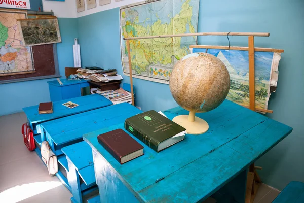 Borovsk, região de Kaluga, Rússia - 28 de agosto de 2016: Parque etnográfico "Ethnomir". Reconstrução de um tempo de sala de aula de escola da União Soviética (URSS ) — Fotografia de Stock