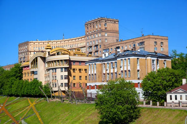 Moskva, Ryssland - 13 maj 2016: Vy från bron av Bogdan Chmelnitskij i Rostov banvallen, komplex av byggnader. Chamovniki tingsrätt. — Stockfoto