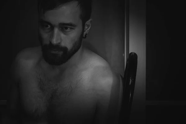 Jeune homme nu avec une barbe dans la chambre — Photo