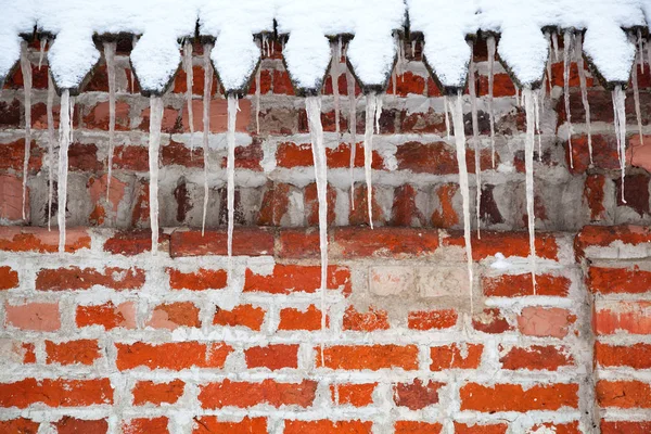 Des Glaçons Pendent Toit Contre Mur Briques Heure Hiver — Photo