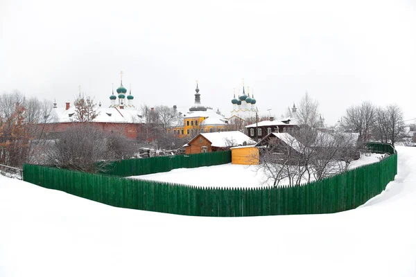 Una vista de la ciudad de Rostov, Rusia, región de Yaroslavl. La Iglesia Ortodoxa, invierno, nieve —  Fotos de Stock