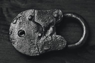 Vintage asma kilit yukarıdan görmek. Eski tahıl ambarı el yapımı menteşeli kilit.