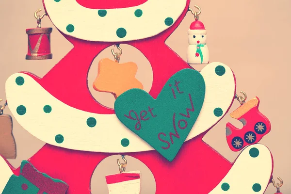 Kerst decoratieve achtergrond. Speelgoed decoratieve boom close-up. Nieuwjaar — Stockfoto