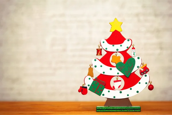 Hermoso juguete decorativo árbol de Navidad. Navidad, Año Nuevo. Espacio vacío para texto . —  Fotos de Stock