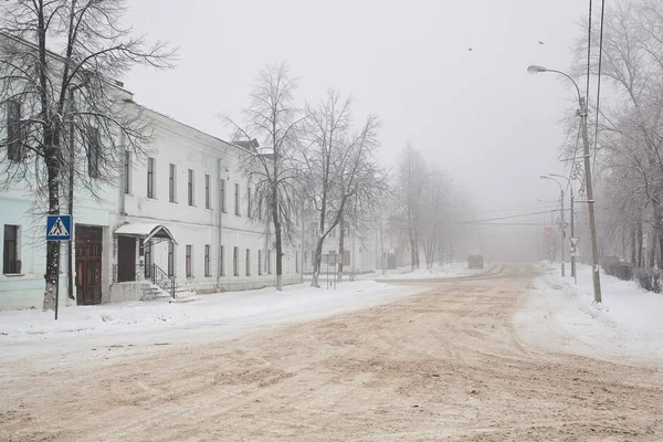 Paisaje urbano invernal de una ciudad provincial. Camino cubierto de nieve —  Fotos de Stock