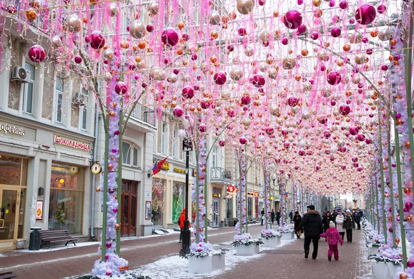 MOSCA, RUSSIA - 4 GENNAIO 2017: Festivamente decorato per Natale e Capodanno la vecchia via Arbat — Foto Stock