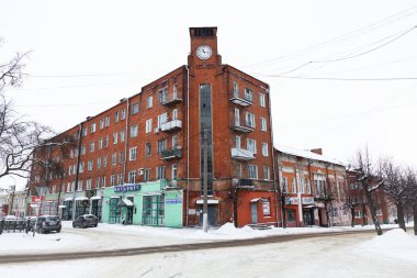 Serpukhov, Moscow region, Rusya Federasyonu - 7 Ocak 2017: Lenin Meydanı şehrin tarihi merkezine de bir saat ile bina. İnşaat, Mimarlık - tarzı 1930 yılı Yapısalcılık