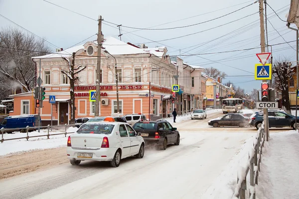 Serpukhov, Moscow region, Federacja Rosyjska - 6 stycznia 2017 roku: W centrum zabytkowego miasta. Krajobraz miejski, samochody iść na drogi ulicy. — Zdjęcie stockowe