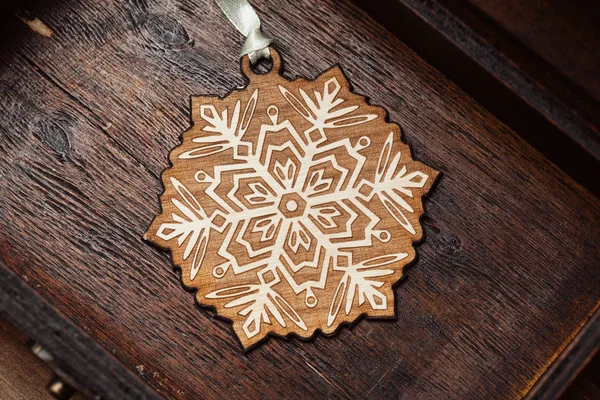 Decoratieve sneeuwvlok. Decoratie voor de kerstboom. Decor, vintage stijl — Stockfoto