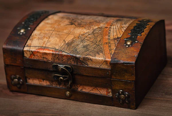 Vintage wooden casket in the form of an old chest — Stock Photo, Image