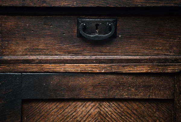 Textur aus altem Holz. ausziehbare Schublade Sideboard Nahaufnahme. — Stockfoto