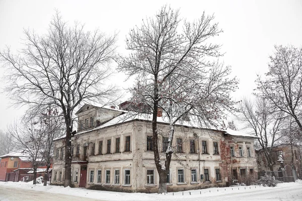 Stary dom kupiecki w zimie, miejski krajobraz z miasta Rostów wielki — Zdjęcie stockowe