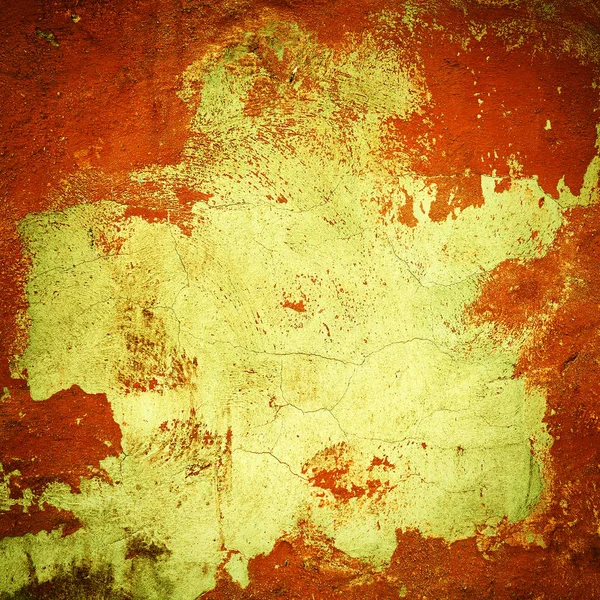 Pared áspera con grietas. Grunge fondo rojo con gran mancha amarilla en el centro. Textura de muro de hormigón viejo — Foto de Stock