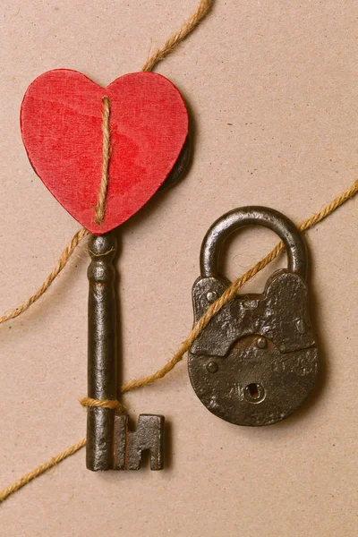 Valentine's day. Symboliczne zdjęcie - klucz, blokady i serca są połączone — Zdjęcie stockowe