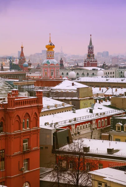 モスクワ, ロシア連邦 - 町、クレムリンのビューの一般的なビュー。市内中心部の家々 の屋根 — ストック写真