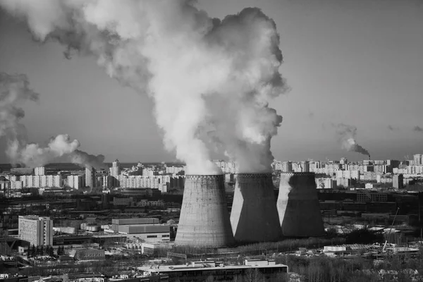 Energie. rook uit de schoorsteen van een elektriciteitscentrale of station. industriële landschap. — Stockfoto