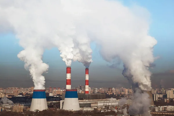 Das Stadtbild im Industriegebiet. weißer dicker Rauch aus einem Industrierohr — Stockfoto