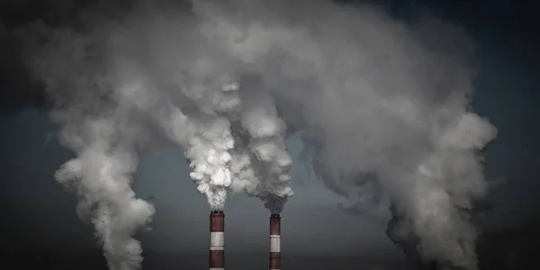 Chimeneas industriales humeantes en nubes oscuras. Concepto de protección del medio ambiente. Problemas ecológicos —  Fotos de Stock