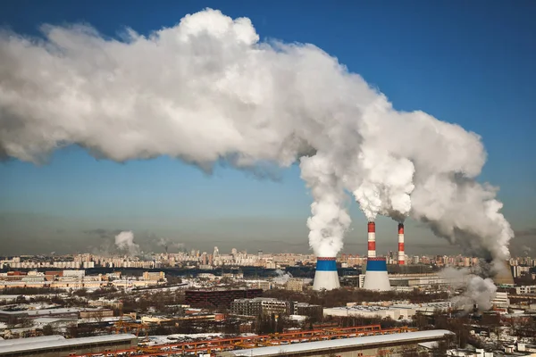 Riesiges Wärmekraftwerk mit rauchenden Schornsteinen — Stockfoto
