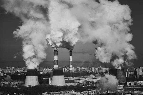 Rauchende Industrieschlote. die Zerstörung der Ozonschicht — Stockfoto