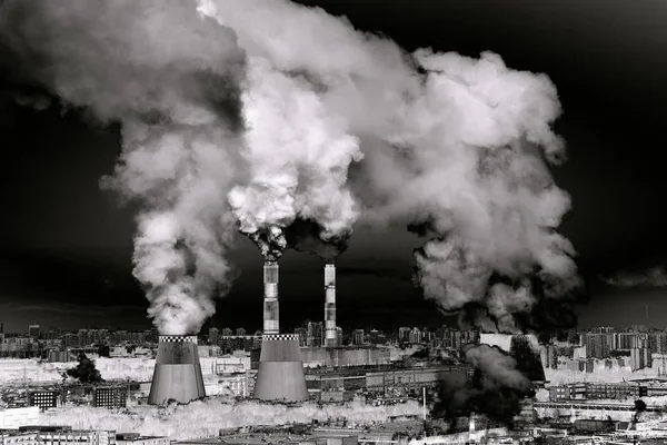 Usine de fabrication. Paysage industriel. L'effet Solariser — Photo