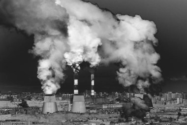Hava, duman bacaları kirletici Fabrika boru, endüstriyel yatay. Solarize etkisi