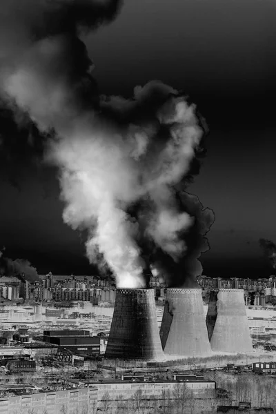 Industrielandschaft mit Fabrikpfeifen, die die Luft verschmutzen, Rauch aus Schornsteinen — Stockfoto